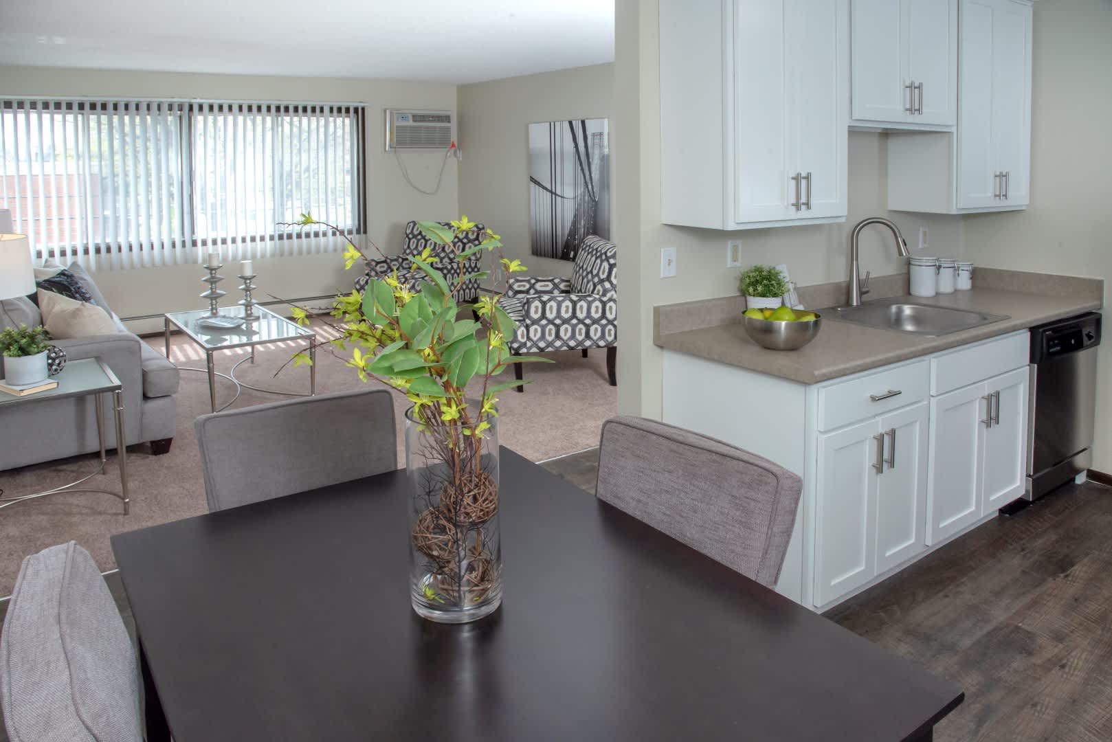 600 10th Ave Apartments – photo 2