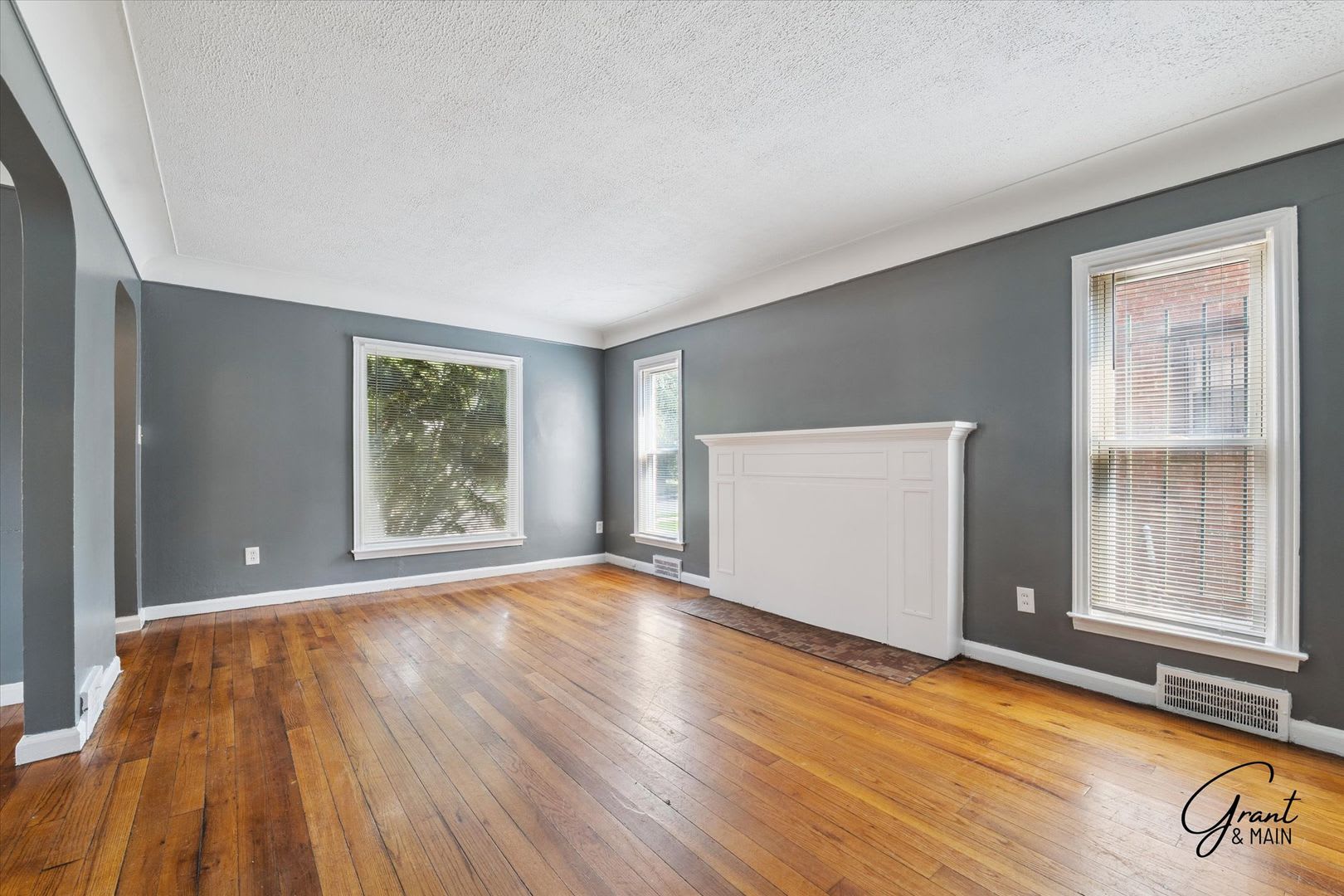 1400 3 Bedroom Bungalow – photo 5