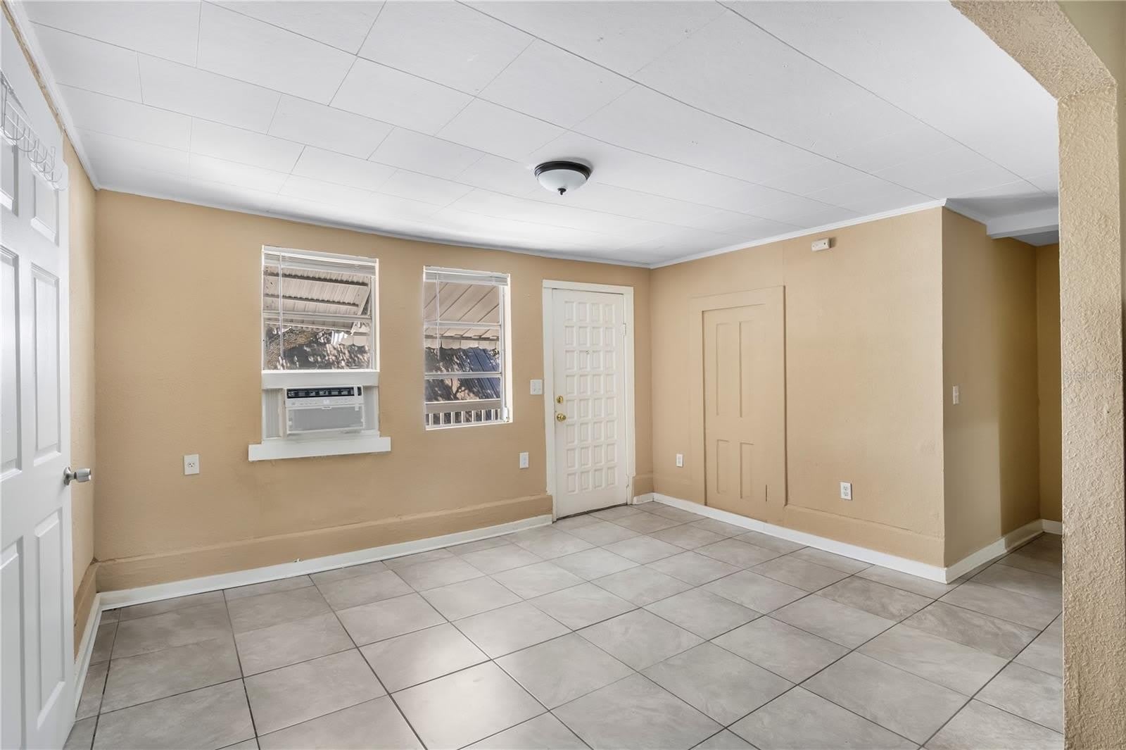 418 E AMELIA Avenue – photo 4