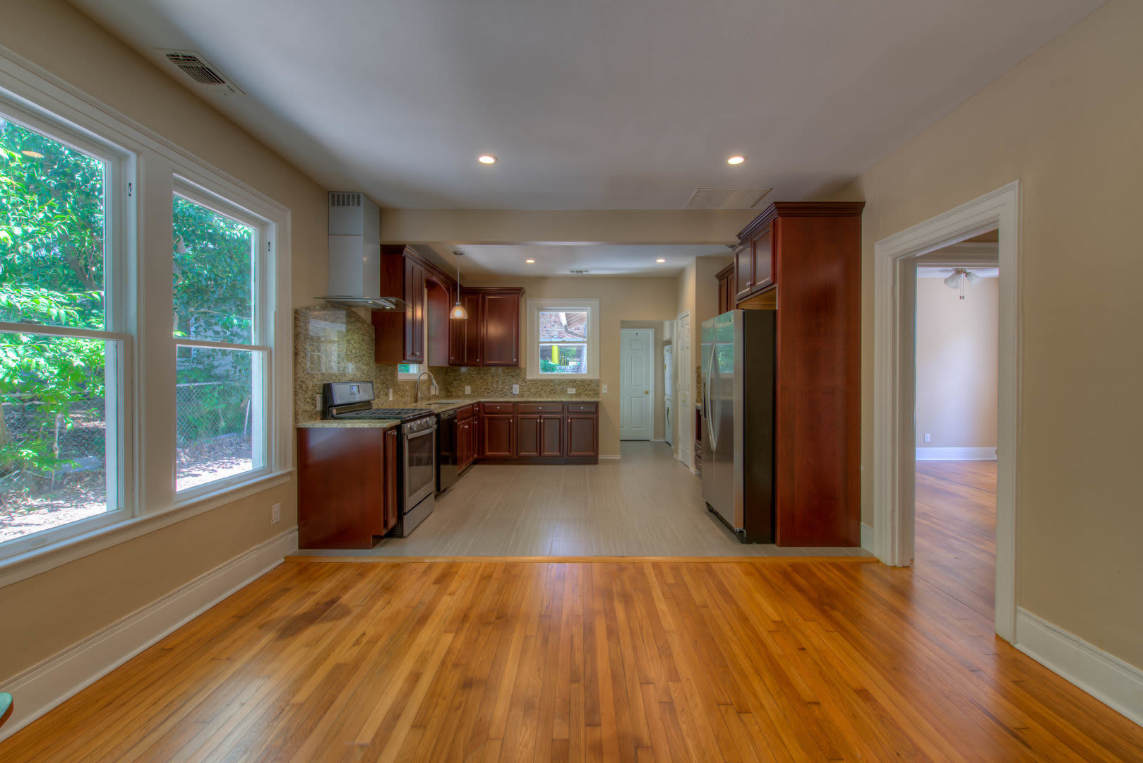 Ut Pre Lease 3 Br 2 Ba Completely Remodel North Campus Big Backyard – photo 4