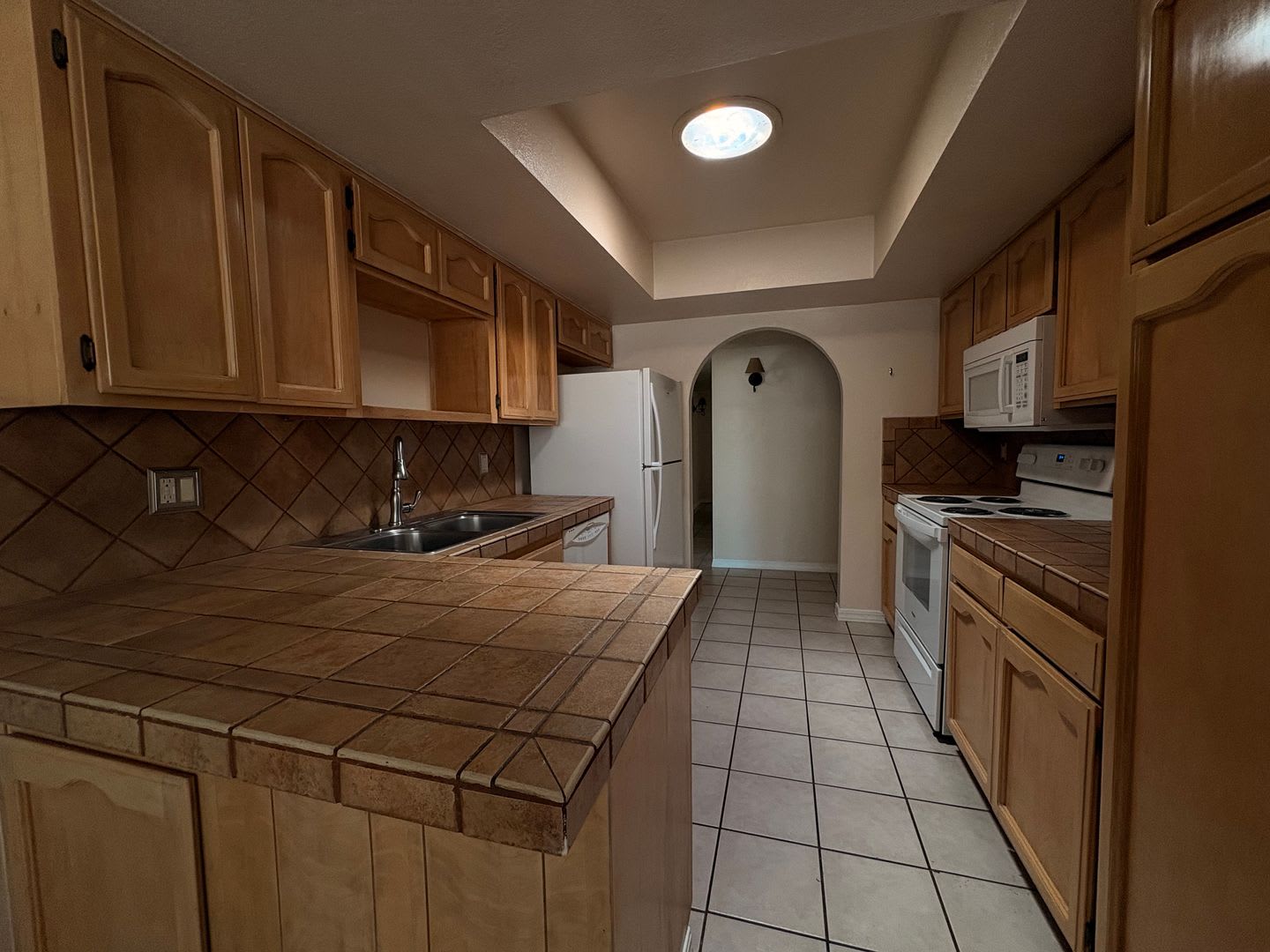 Updated 3Bed/2Bath Home-IN Quiet, Low-traffic Location near Ina & Thoryndale – photo 2