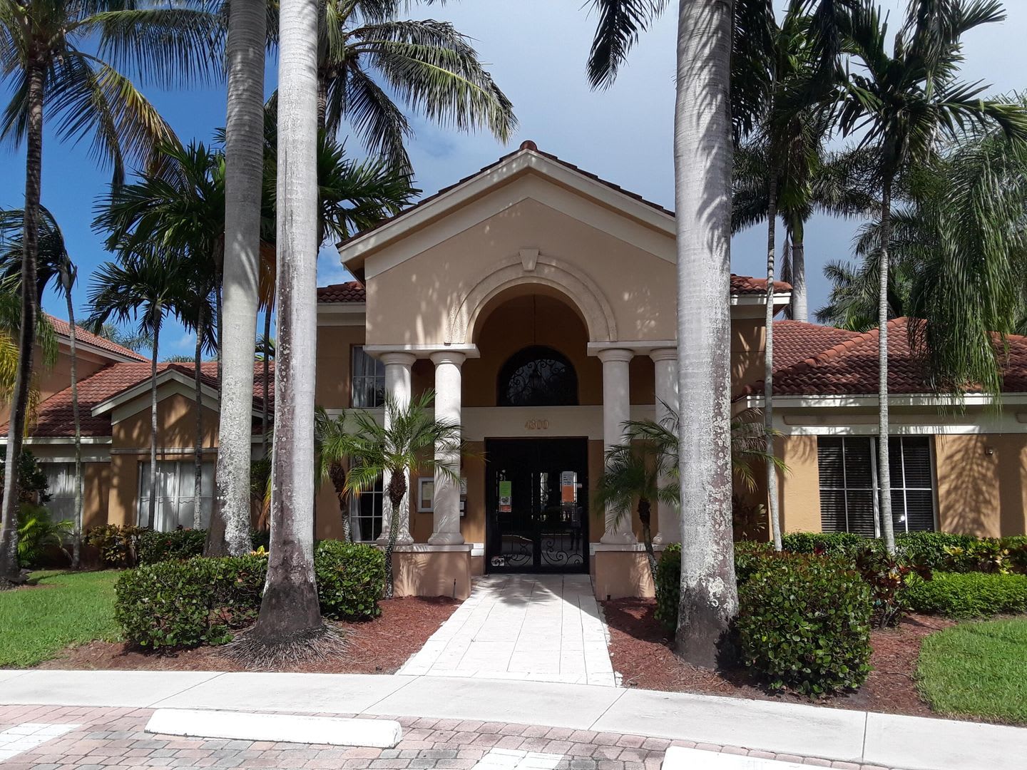 EMERALD ISLE AT LAGUNA LAKES CONDO – photo 2