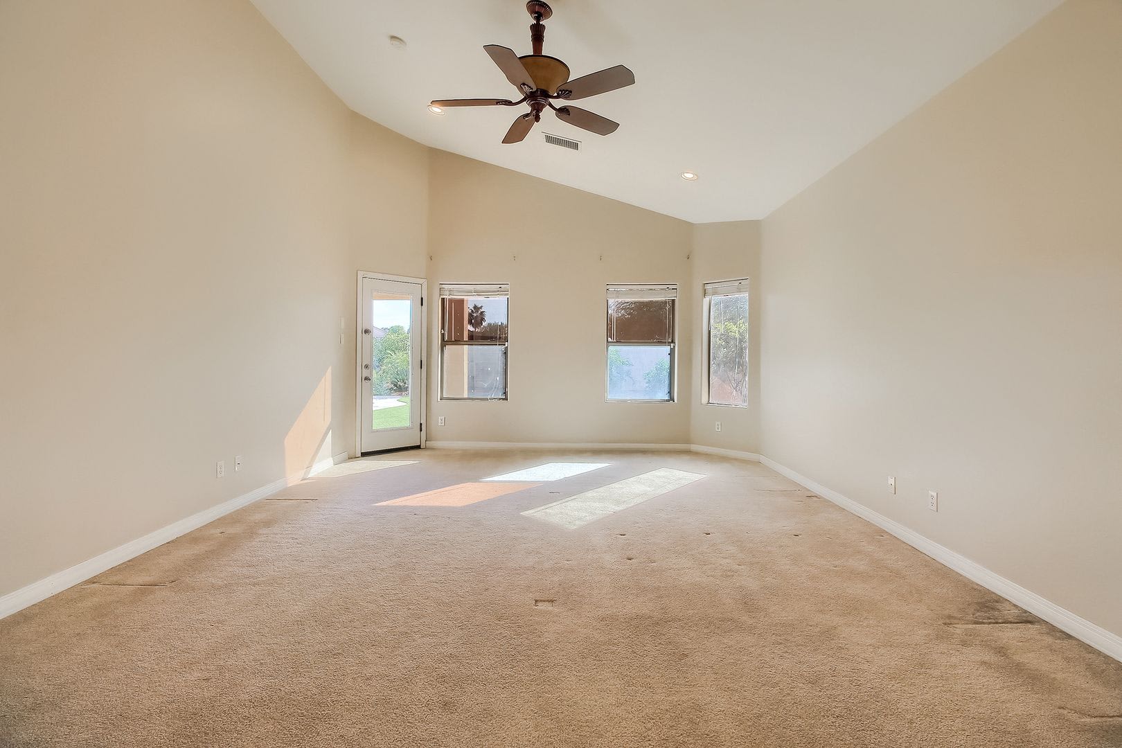 4 bedroom, 2.5 bath house with pool and putting green – photo 3