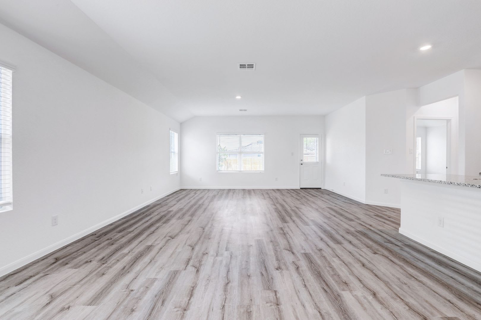 ***MOVE-IN SPECIAL: TWO WEEKS FREE***Spacious Single-Story with Dual Primary Suites – photo 4