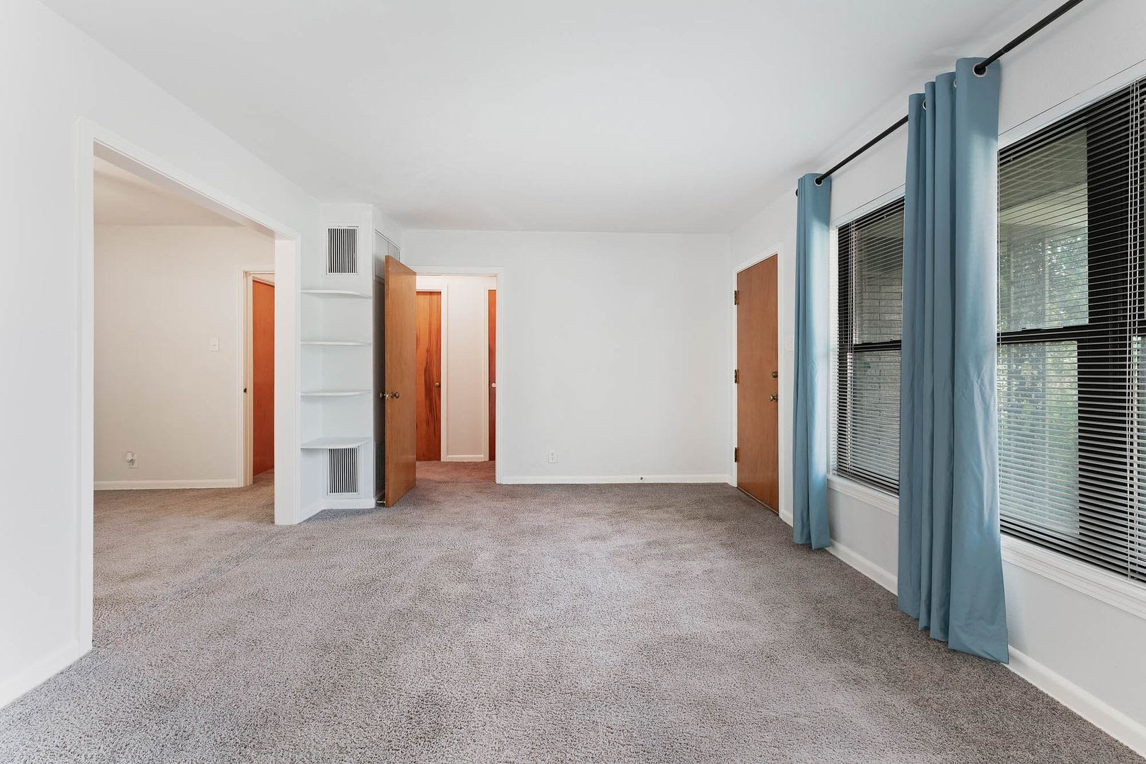 Dellview Neighborhood~Charming Mid-Century Home with Large Backyard – photo 3