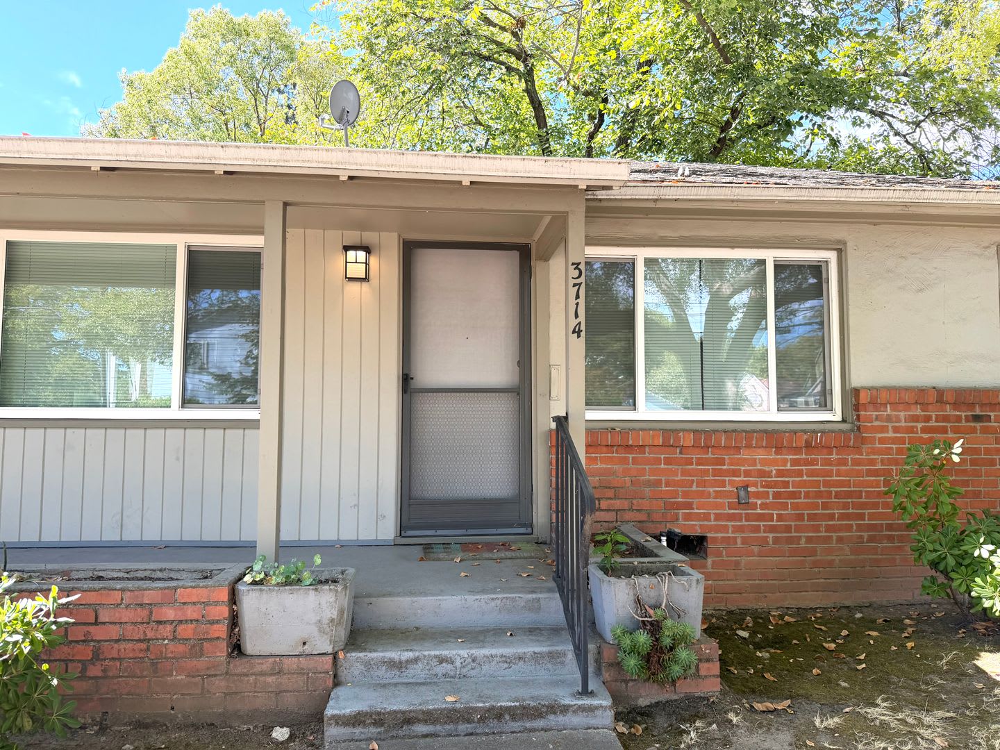 Charming 2BR/1BA East Sacramento Duplex with Private Garage – photo 1