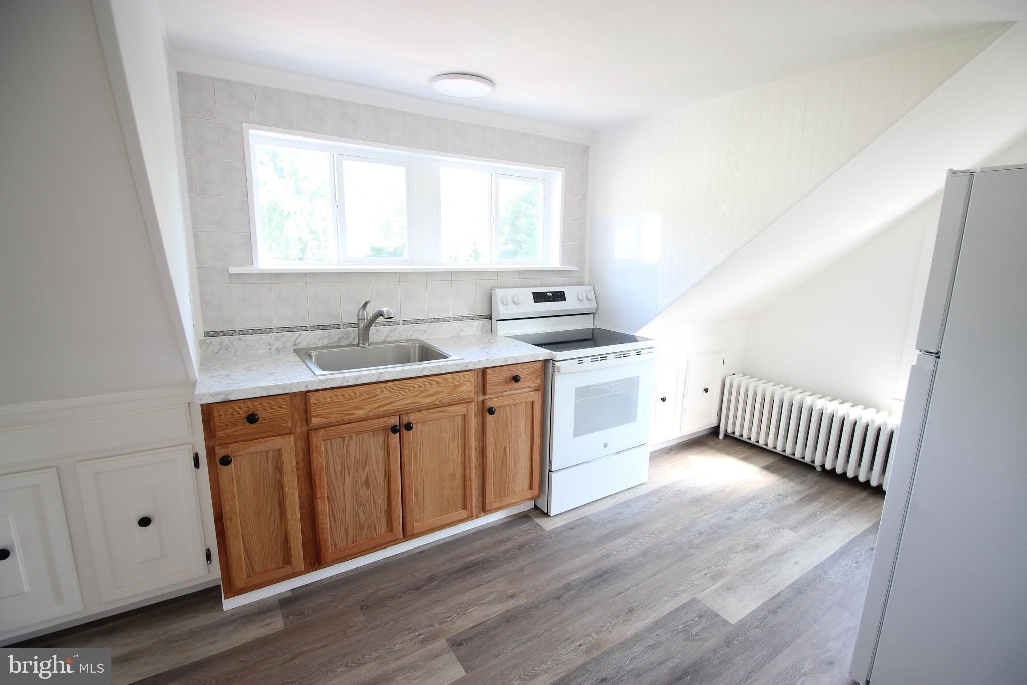 201 E DELAWARE Avenue – photo 2