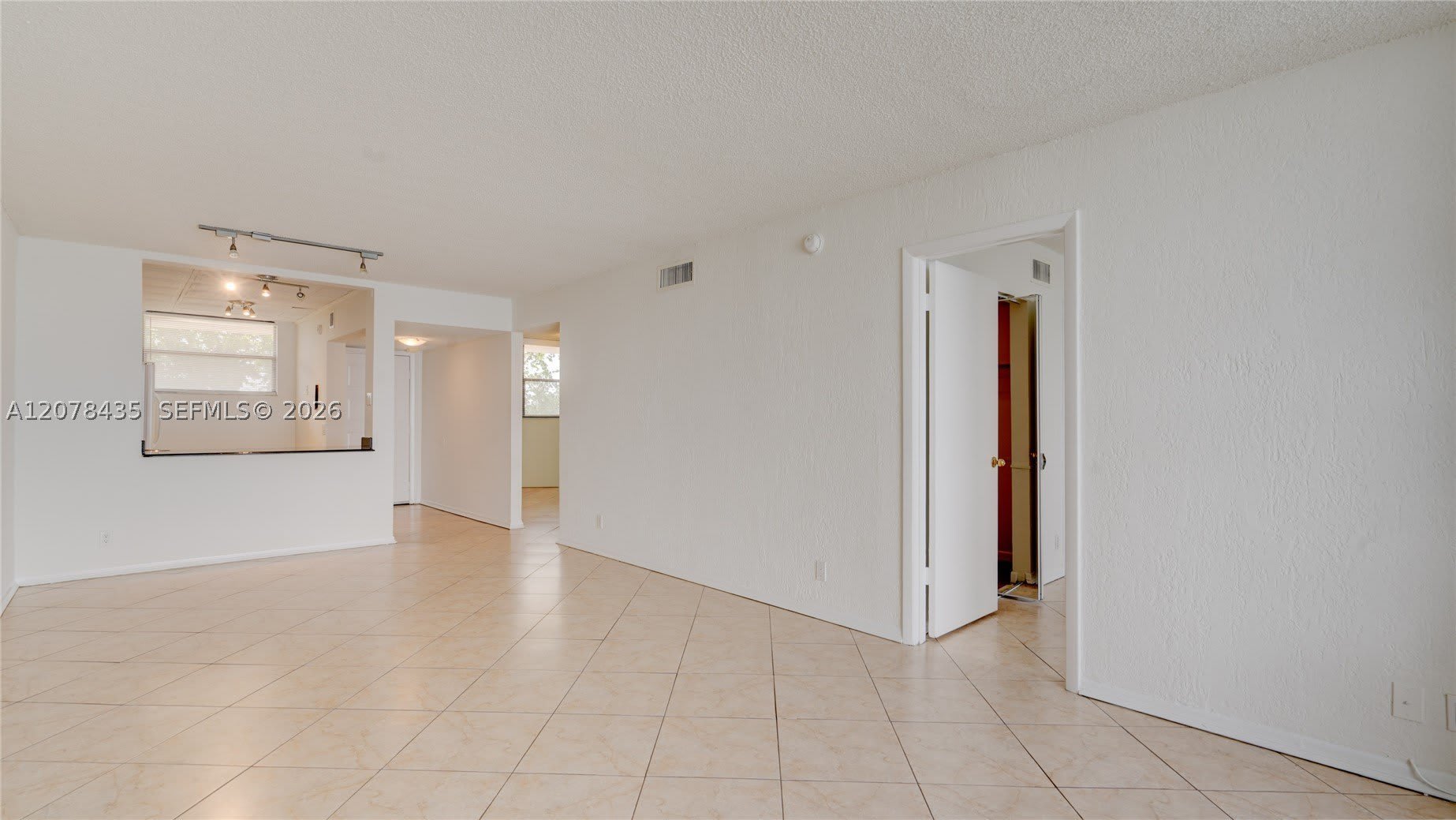 114 Lake Emerald Dr – photo 4