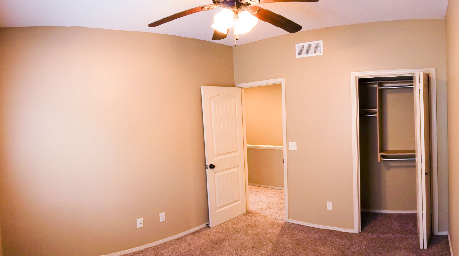 3-Bed Duplex w Garage, Yard, Balcony – photo 4