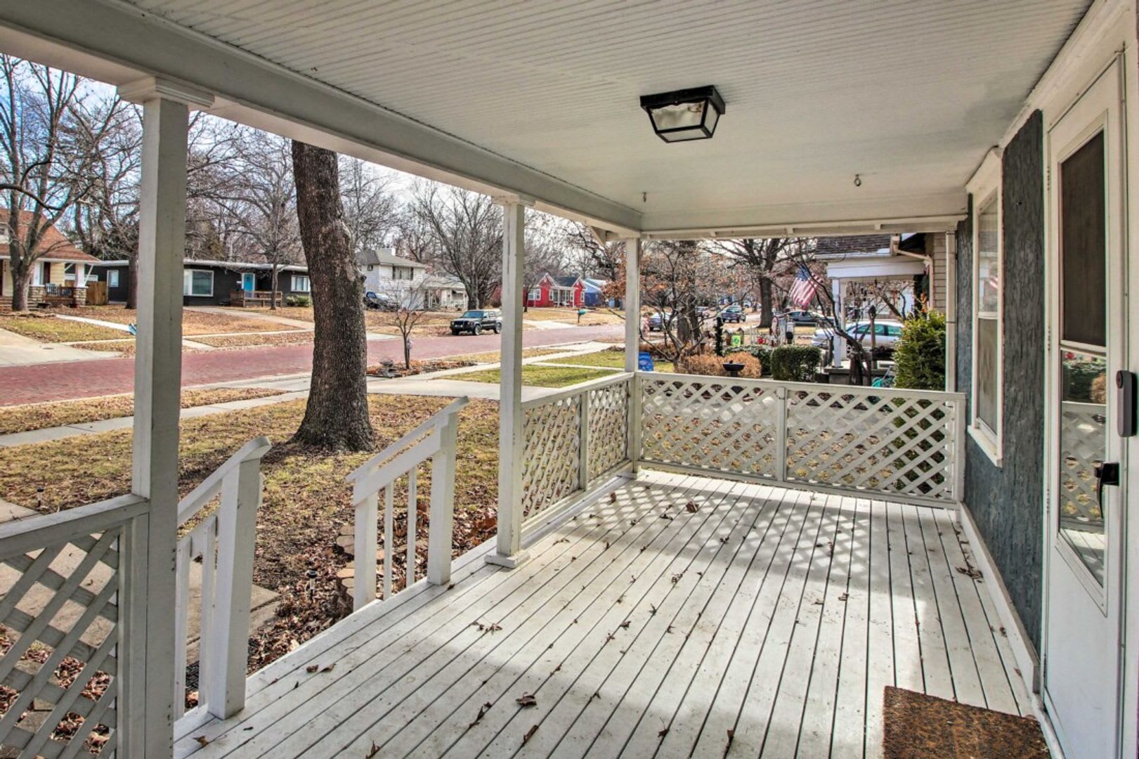 Newly remodeled, fully furnished adorable bungalow in a great location! – photo 5