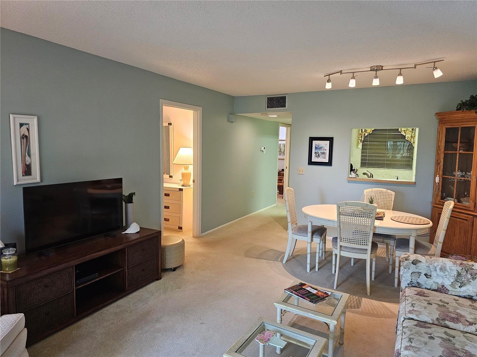 586 LAKESIDE Drive – photo 5