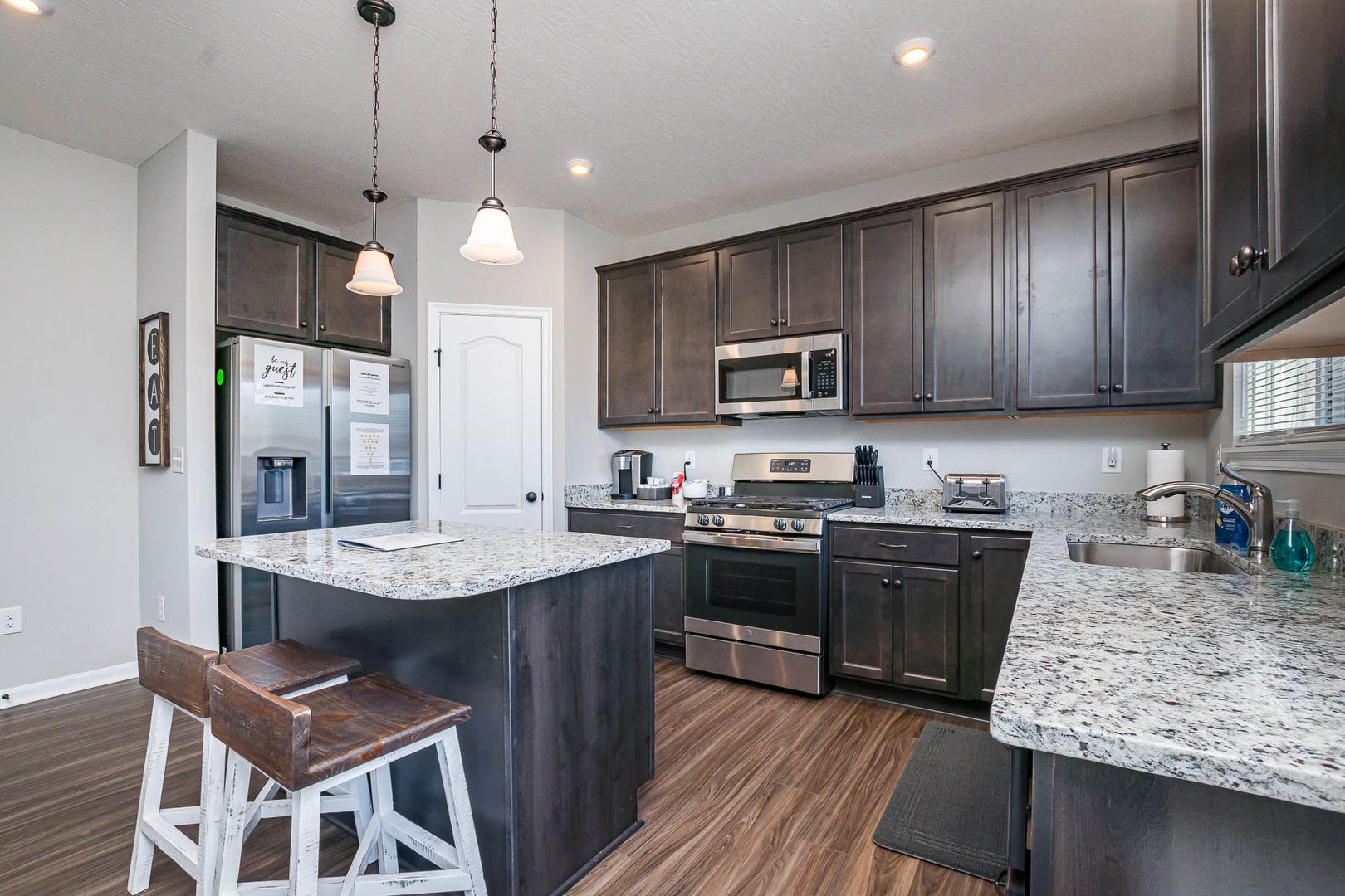 Brand new and fully furnished corporate executive home – photo 4