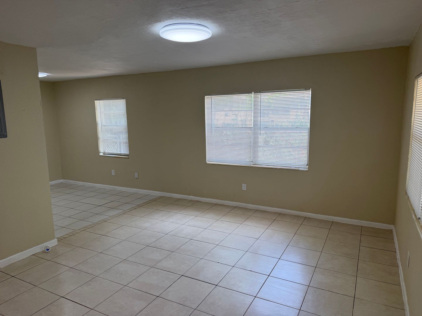 Available 3/2 home with updated bathrooms. – photo 3