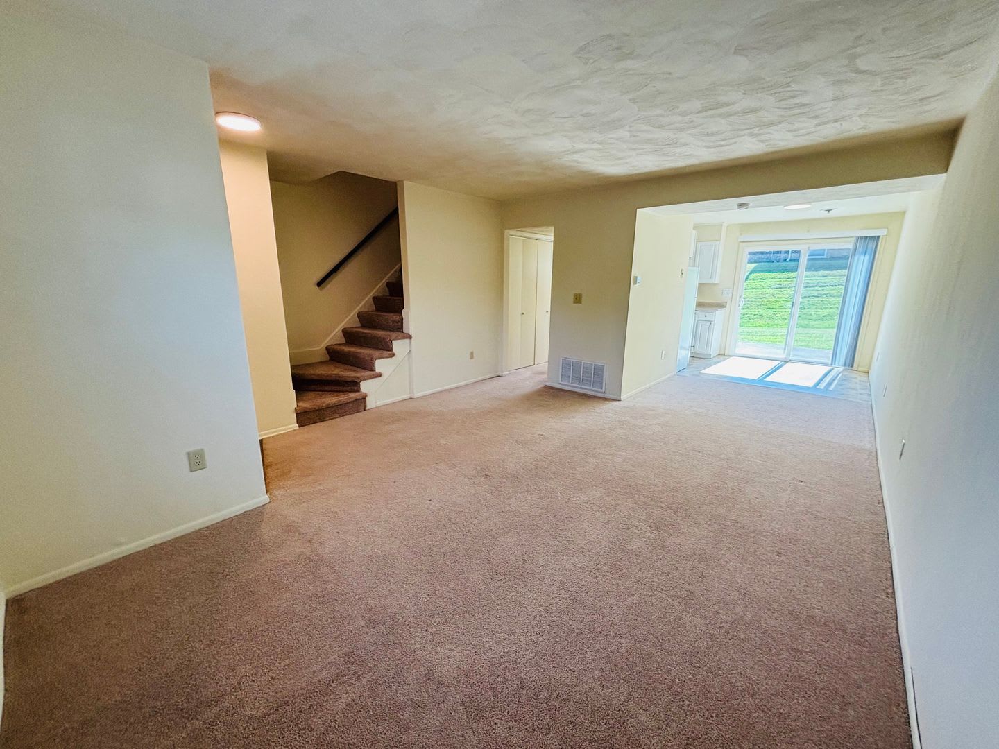 2 Bedroom, 1.5 Bath Townhouse – photo 5