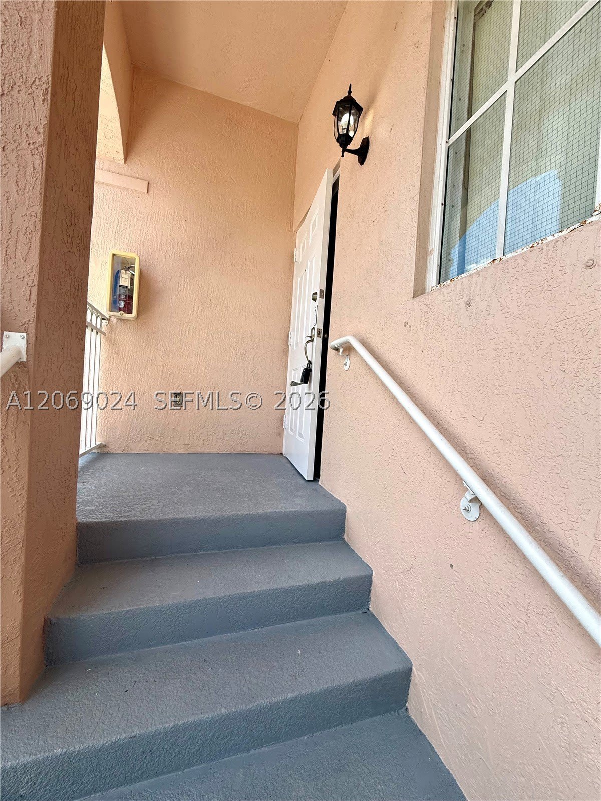 1260 SE 27th St – photo 2