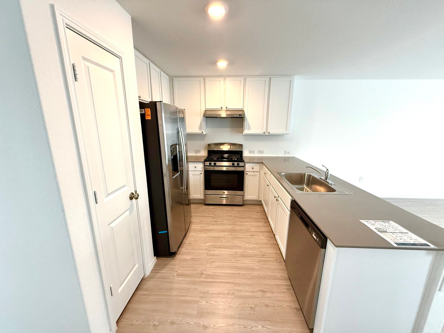 Spacious 4-Bedroom Home with Stainless Steel Appliances & Modern Comforts! – photo 5