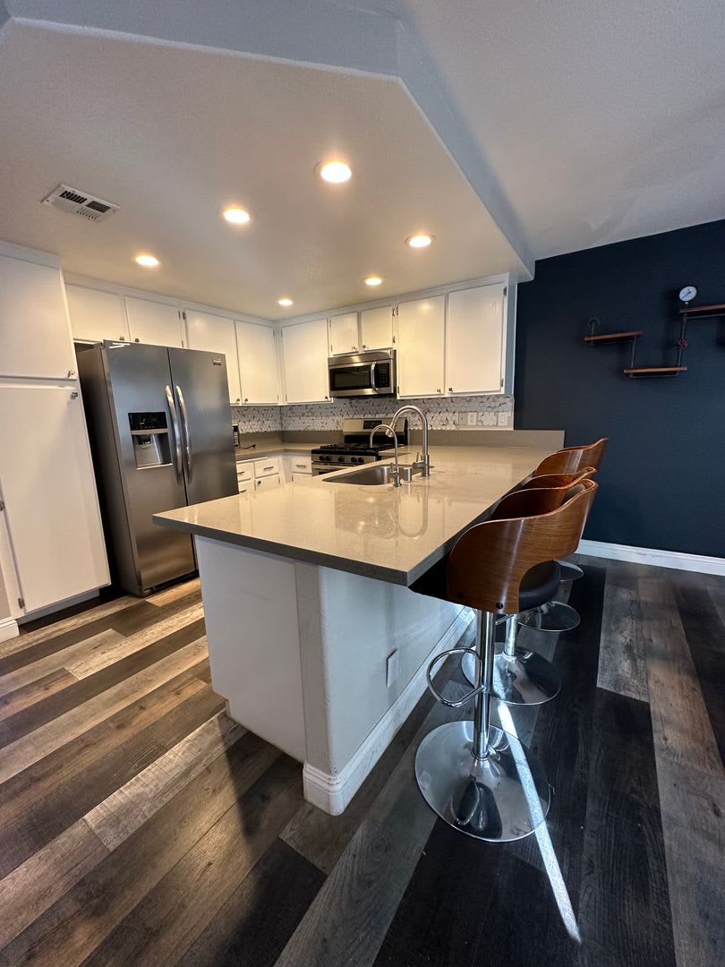 Must see 4 bedroom home in the Lakes! – photo 3