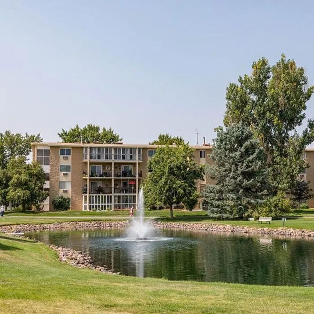 Great Condo and Location in Aurora – photo 1