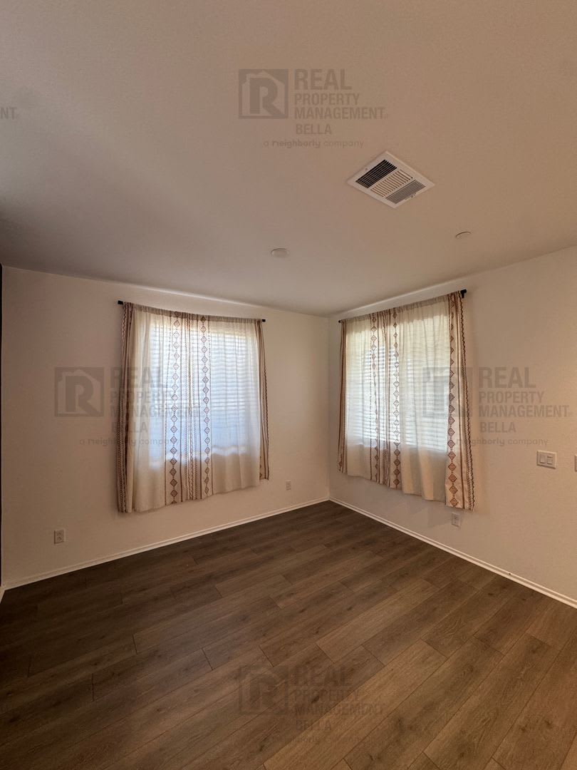 Spacious 3-Bedroom Home in the Desirable McSweeny Farms Community! – photo 4