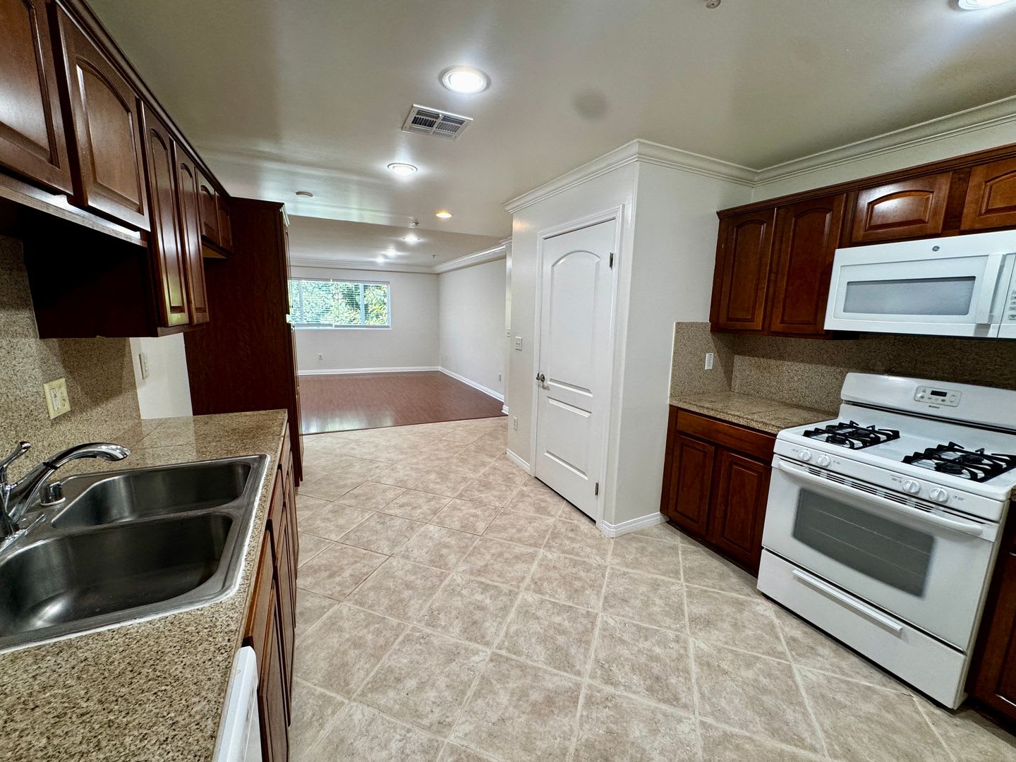 3 bedroom 2 bath condo on Vanowen – photo 3