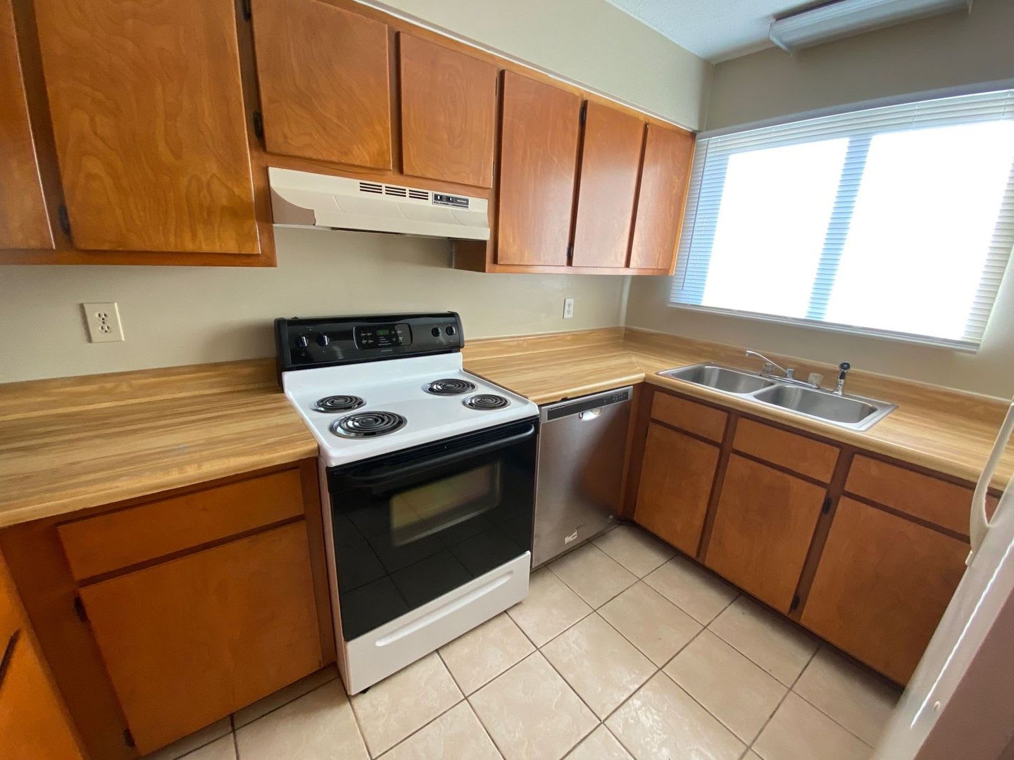 Centrally Located Townhome Near Schools Shopping Dining 1 2 Off Security Deposit For A D Military – photo 2