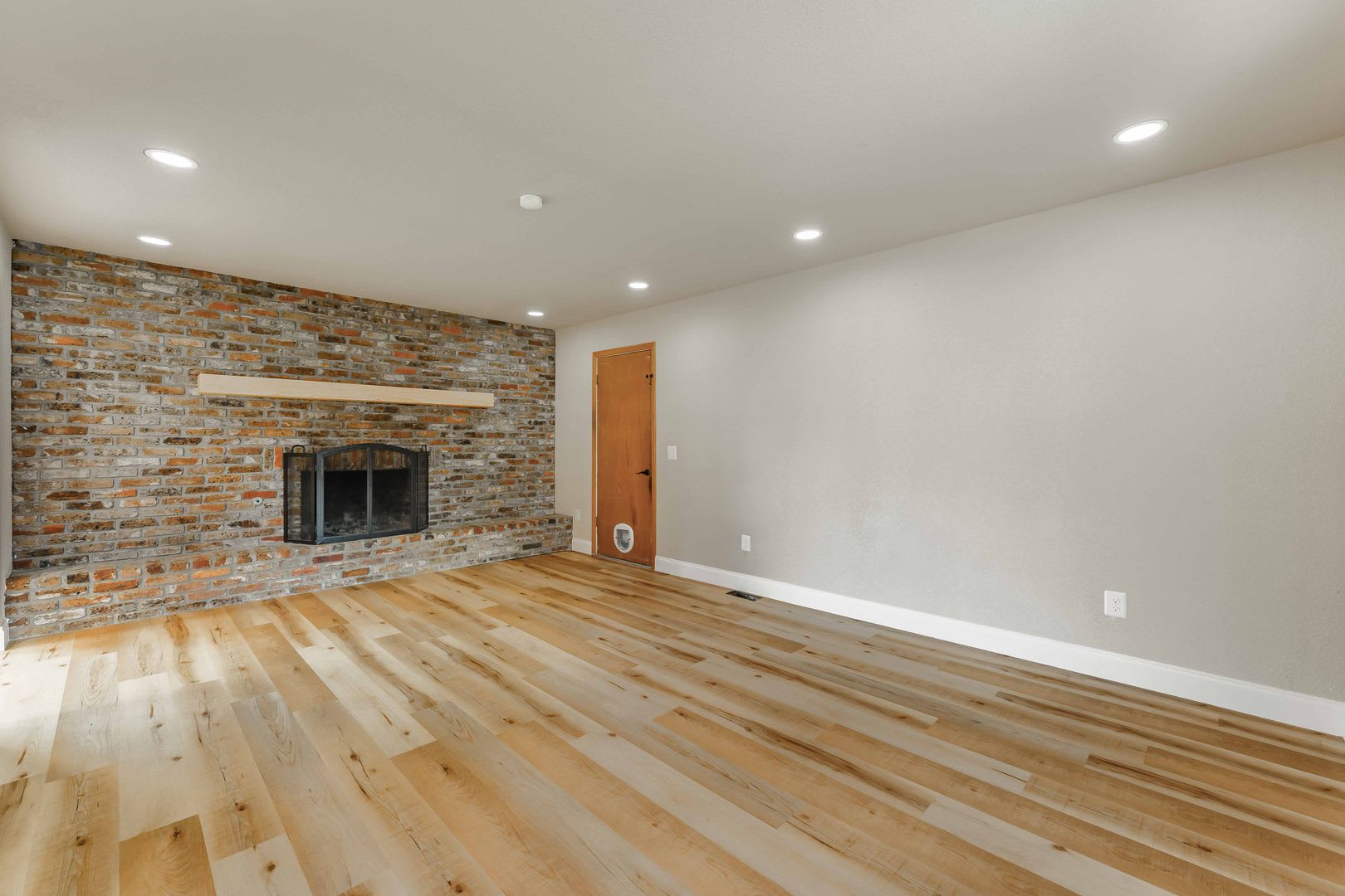 Charming 4-Bedroom Home with Spacious Yard in Rogers – photo 3