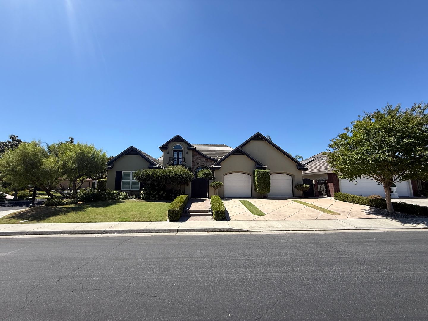 Stunning Seven Oaks Home – photo 2