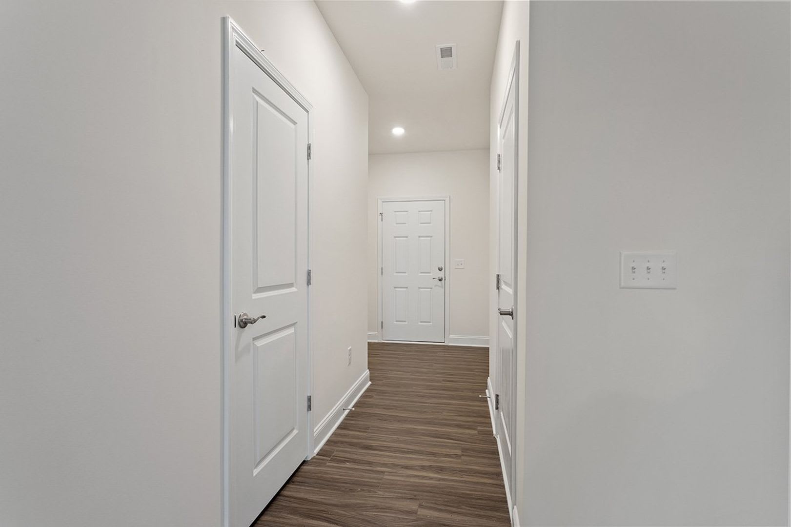 Beautiful 3 Bedroom Home In Desirable Clayton Community Modern Finishes Great Location – photo 4