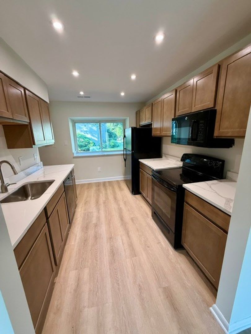 Coming Soon Townhome In Saltaire – photo 2