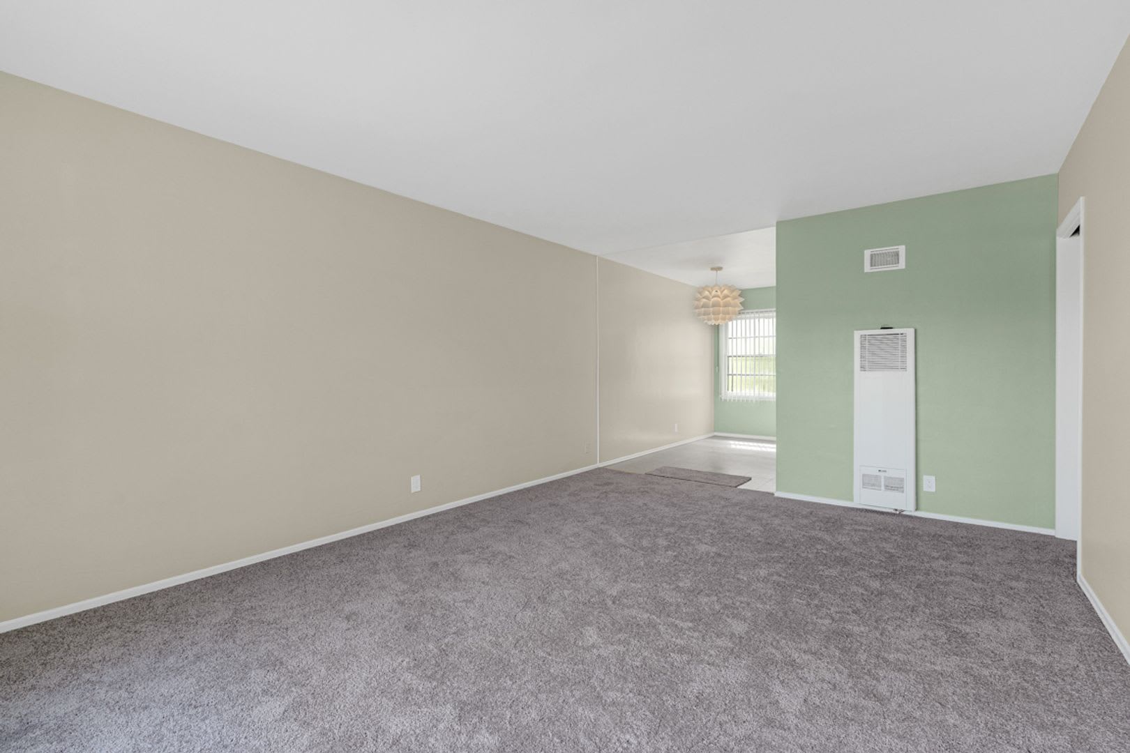 2 Bedrooms 1 Bath Unit In Great Location – photo 3