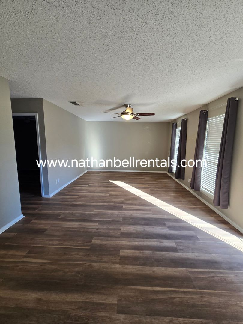 Single-Family Home: 3 Bed, 2 Bath – photo 4