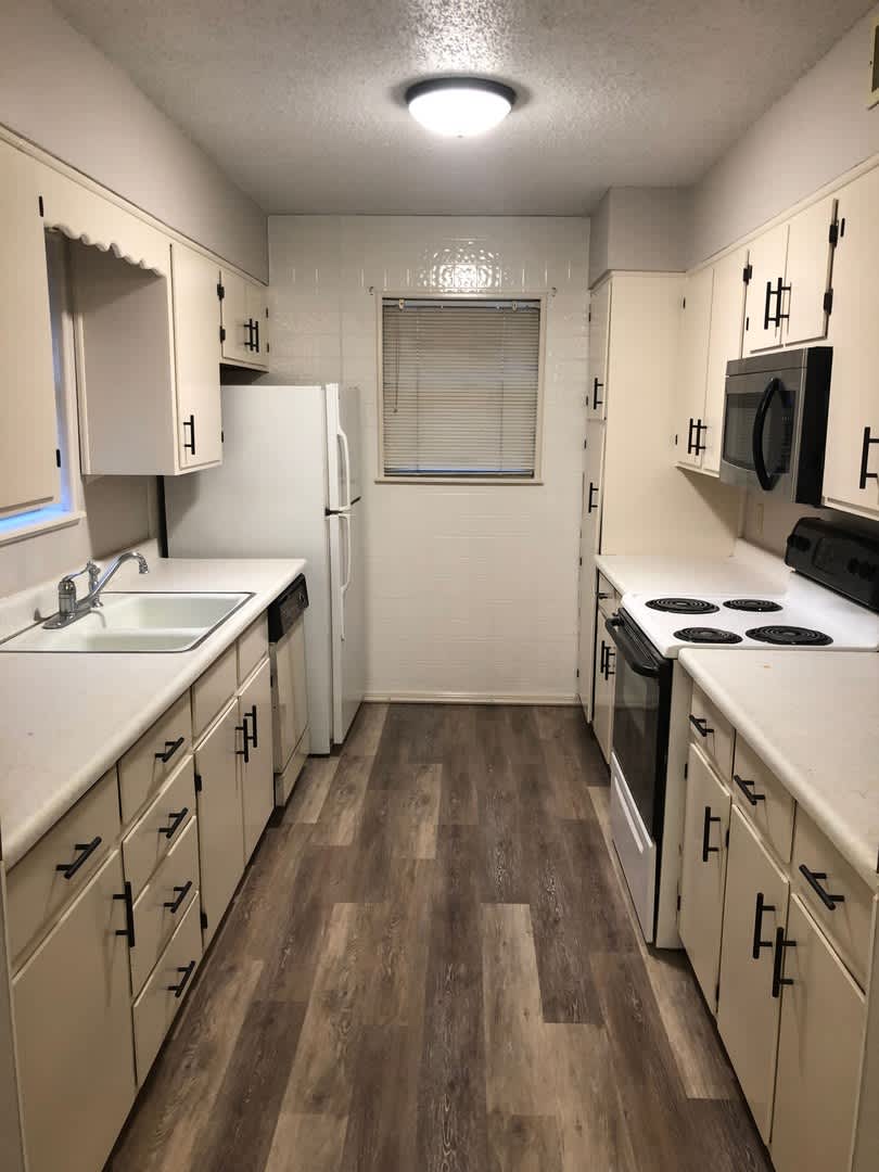 UPDATED! 2 bedroom 2 bath New paint, new granite, ALL APPLIANCES PROVIDED – photo 2