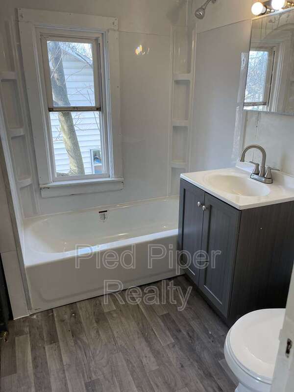 320 W Clark St – photo 5