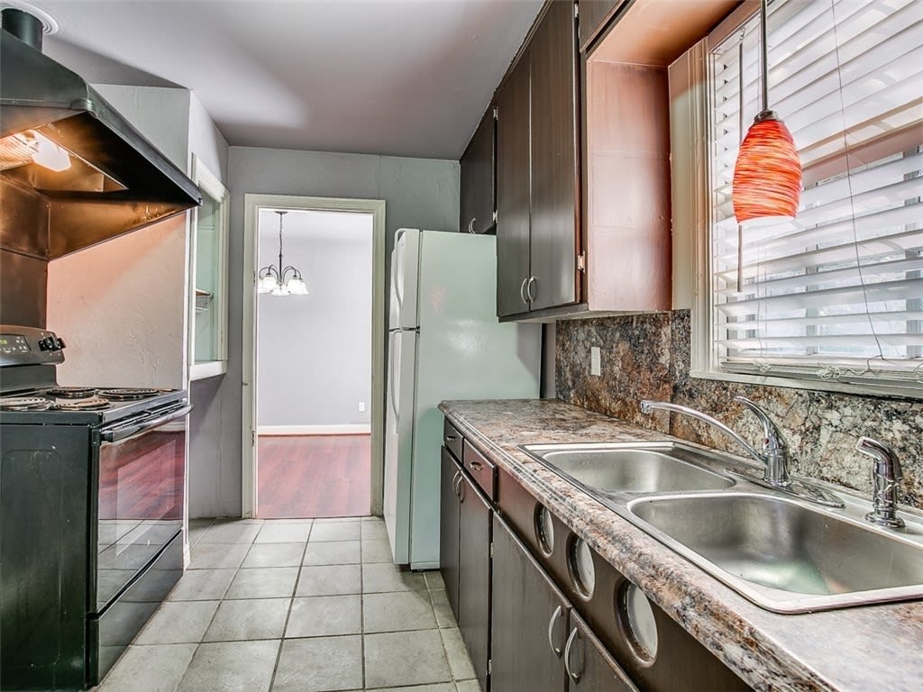 Cute 2 Bed 1 Bath 1 Car Garage – photo 4