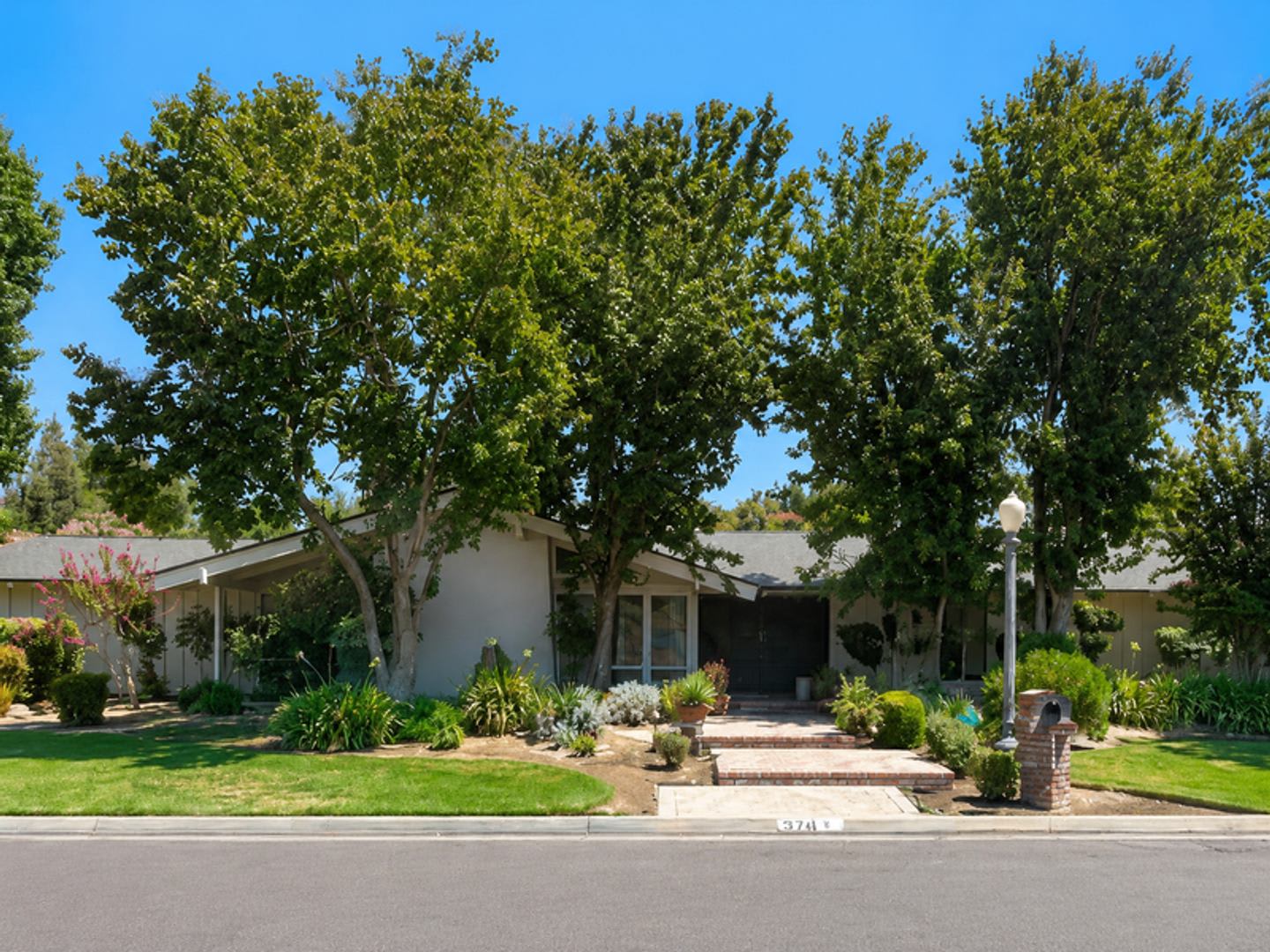 Spacious Single Living 4BR Pool Home in Fresno! – photo 1