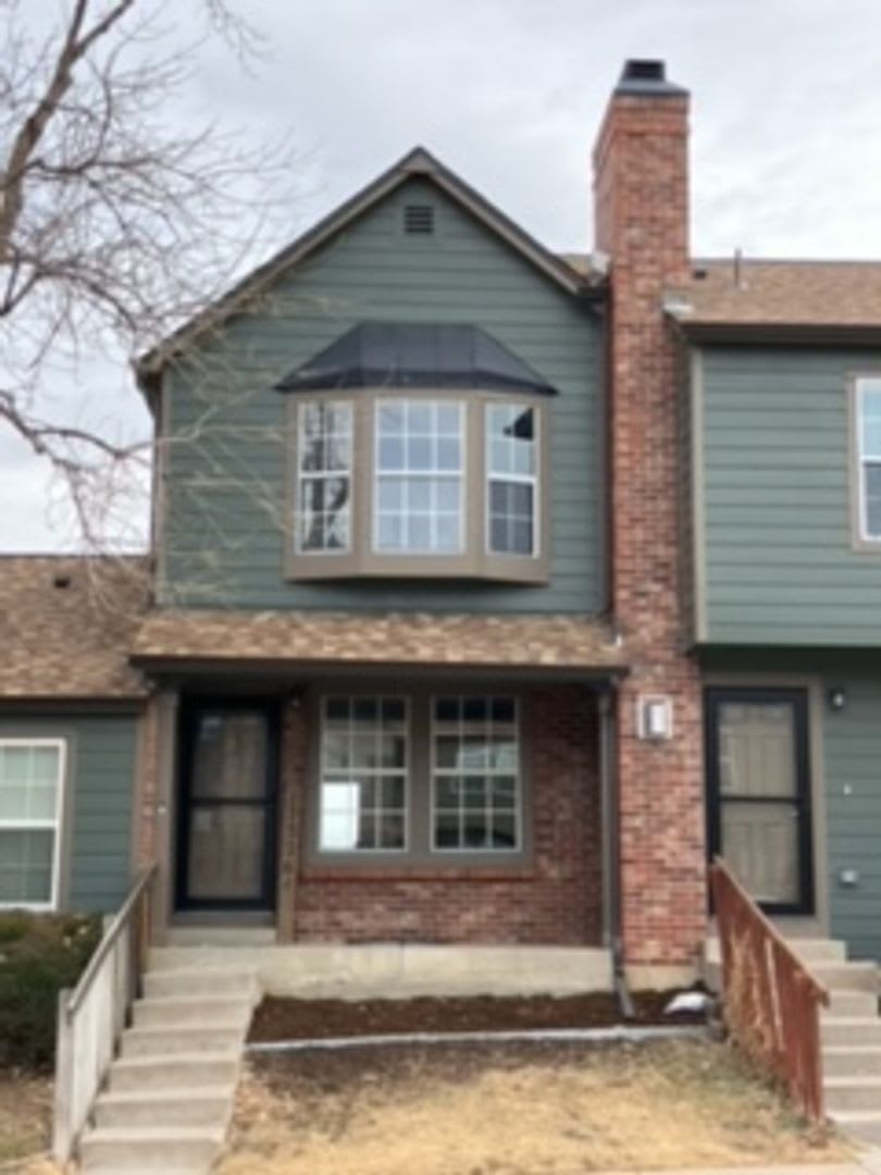 Like New Townhome in Great Aurora Community – photo 1