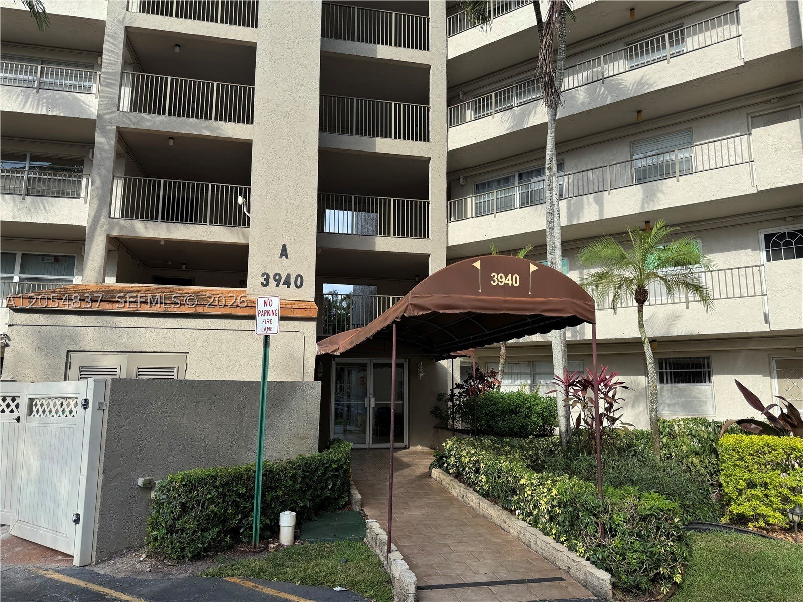 3940 Inverrary Blvd – photo 1