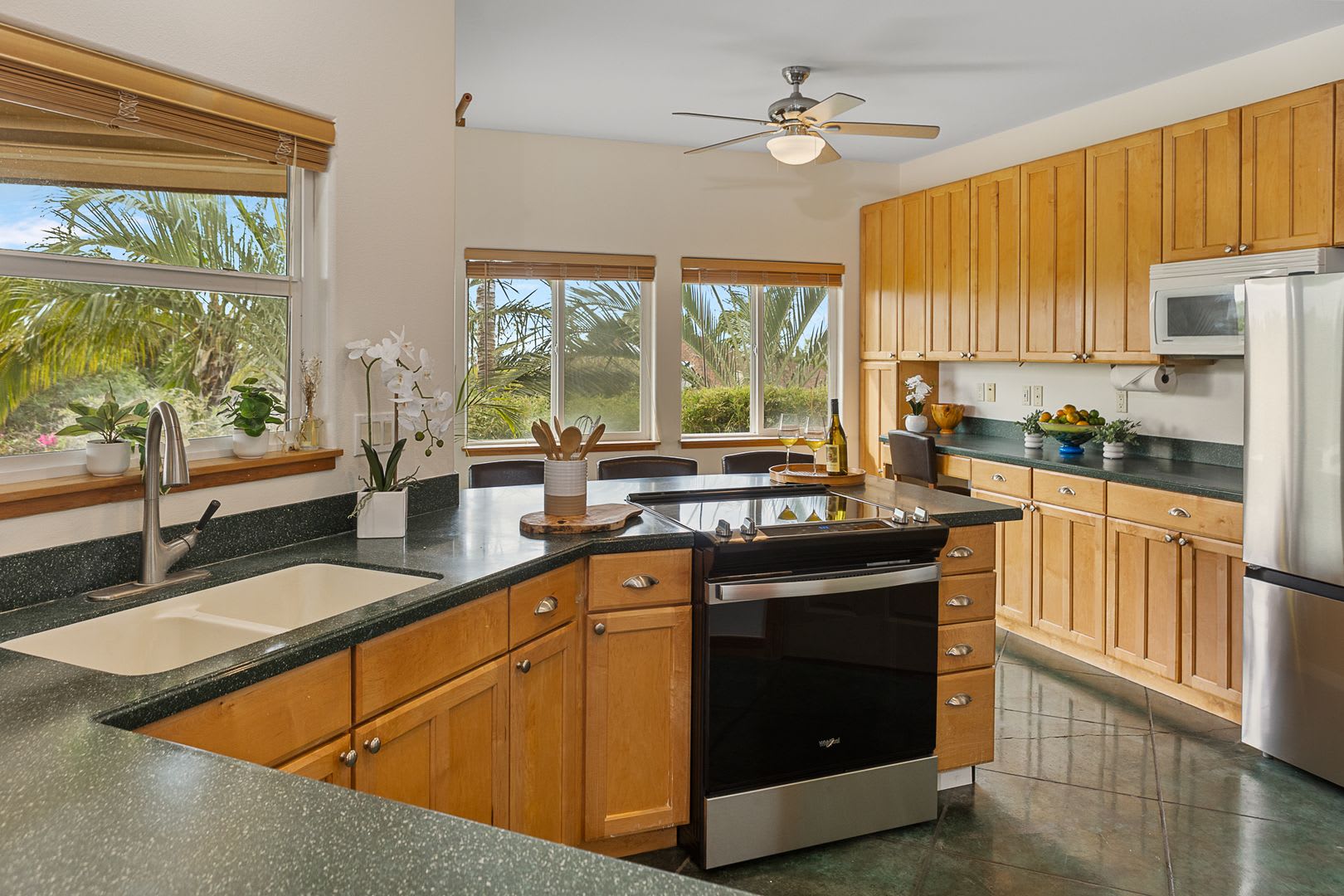 2BR/2BA Furnished Cottage in Launiupoko, Maui — 68 Awaiku St, Unit B, Lahaina – photo 3