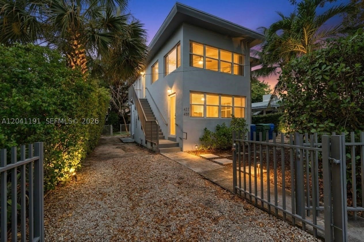 435 NE 69th St – photo 1