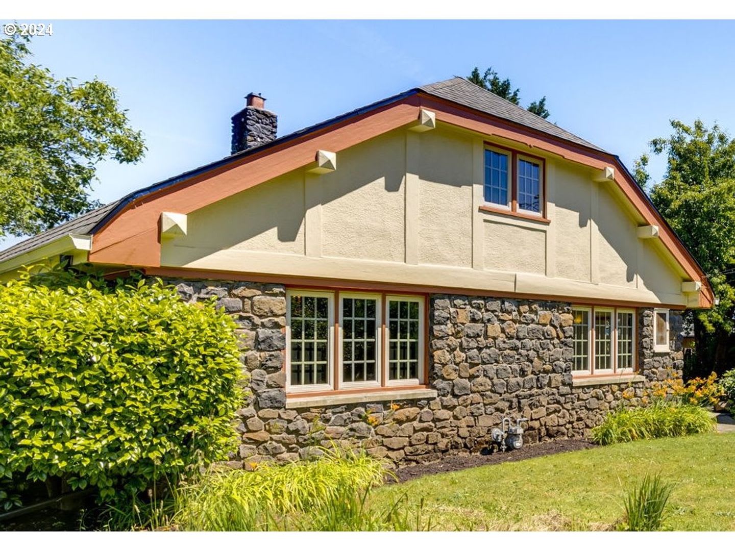 Historic 4 Bedroom Stone Home With Timeless Character Hardwood Floors Spacious Living A Large Private Yard – photo 5