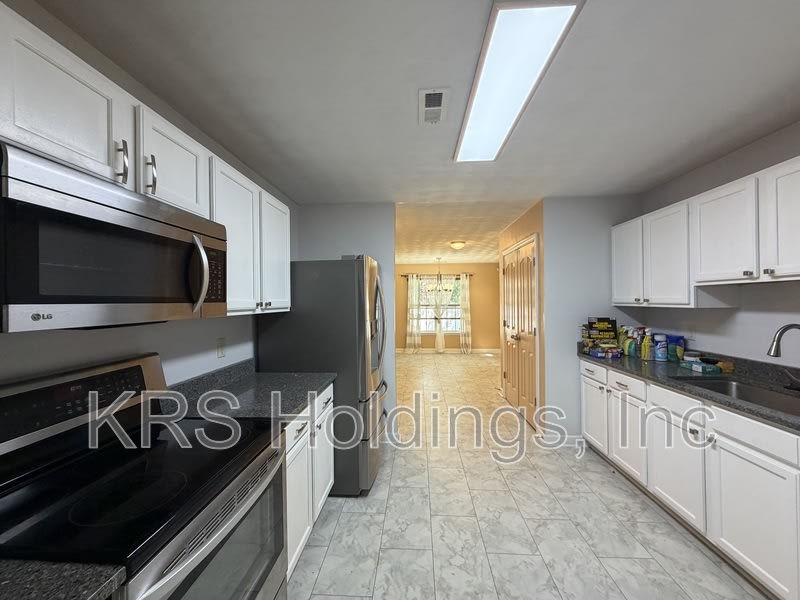 1129 Hampton Ave – photo 4