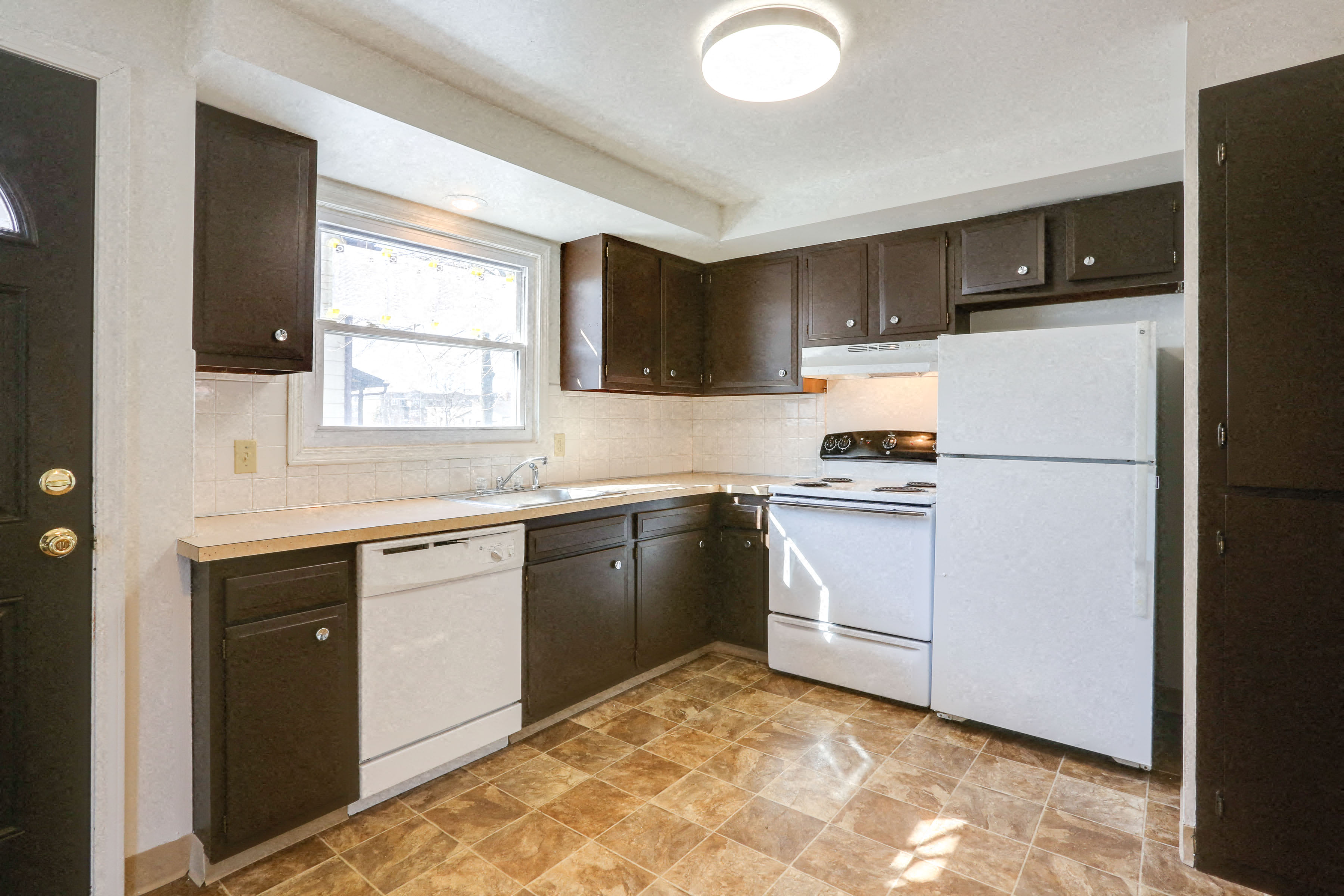 383/385 Kaymar Drive – photo 4