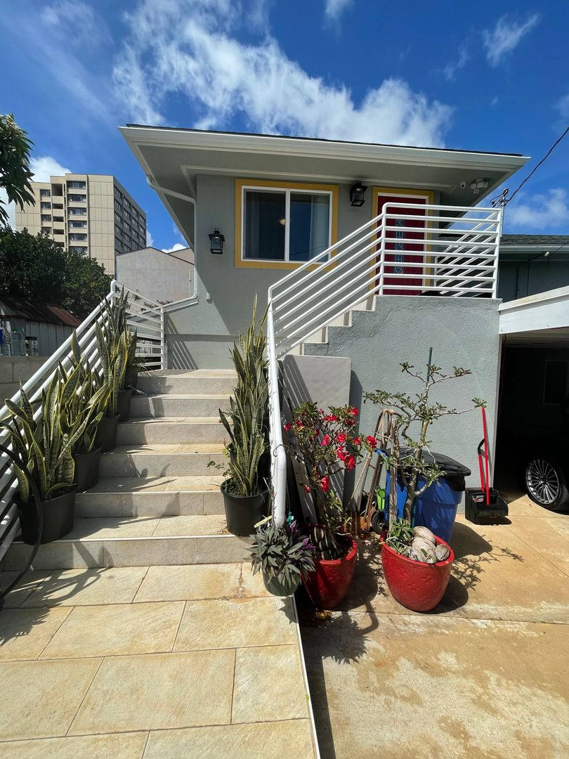 Renovated 3 UNITS right next to UH Manoa dormitory!! – photo 1
