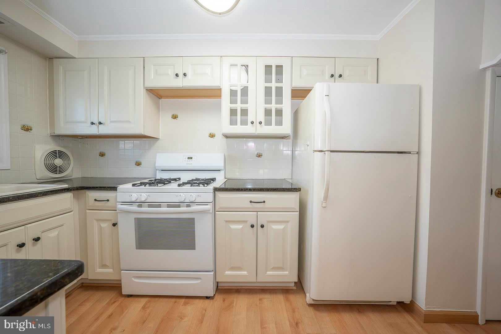 214 HARROGATE Road – photo 5