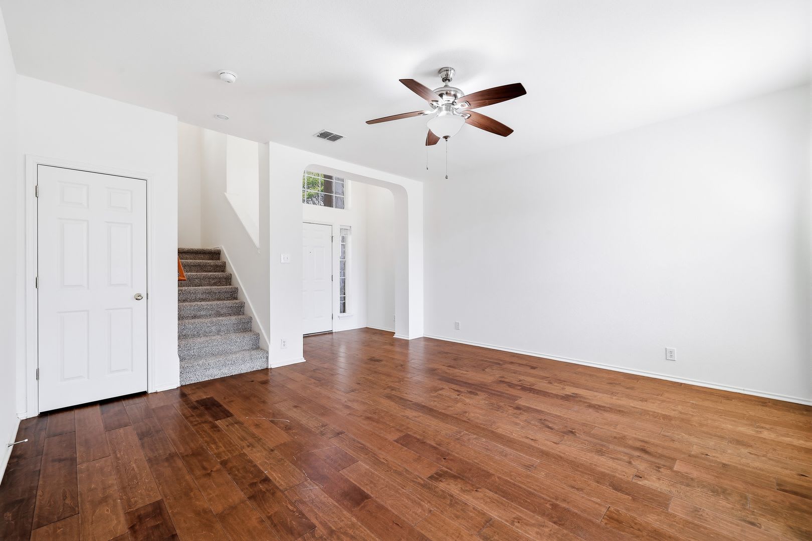 ***MOVE-IN SPECIAL: ONE WEEK FREE***Exquisite Stone-Front Home with Modern Comforts and Prime Location – photo 3