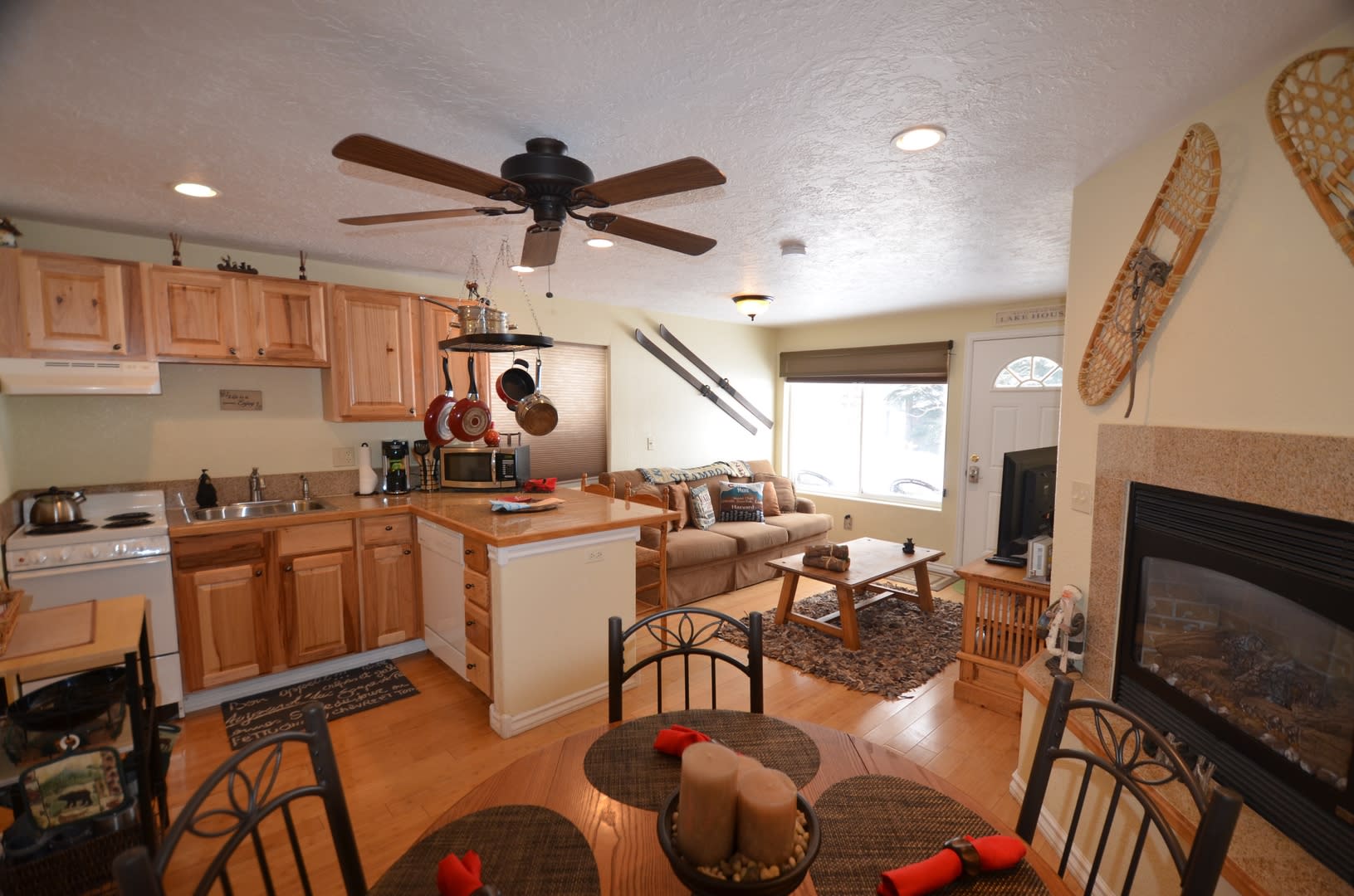 Walk out front door to Lake Dillon! Yacht Club Condo! Furnished! Great Natural Light! – photo 3
