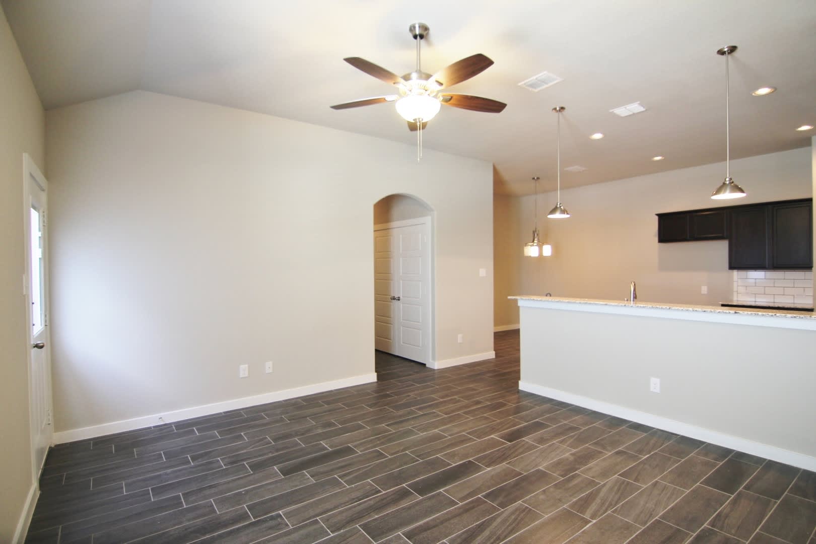 3/2/2 Fridge Included / Xeriscaped Front Yard / Corner Lot / Fenced in Yard / CISD – photo 3
