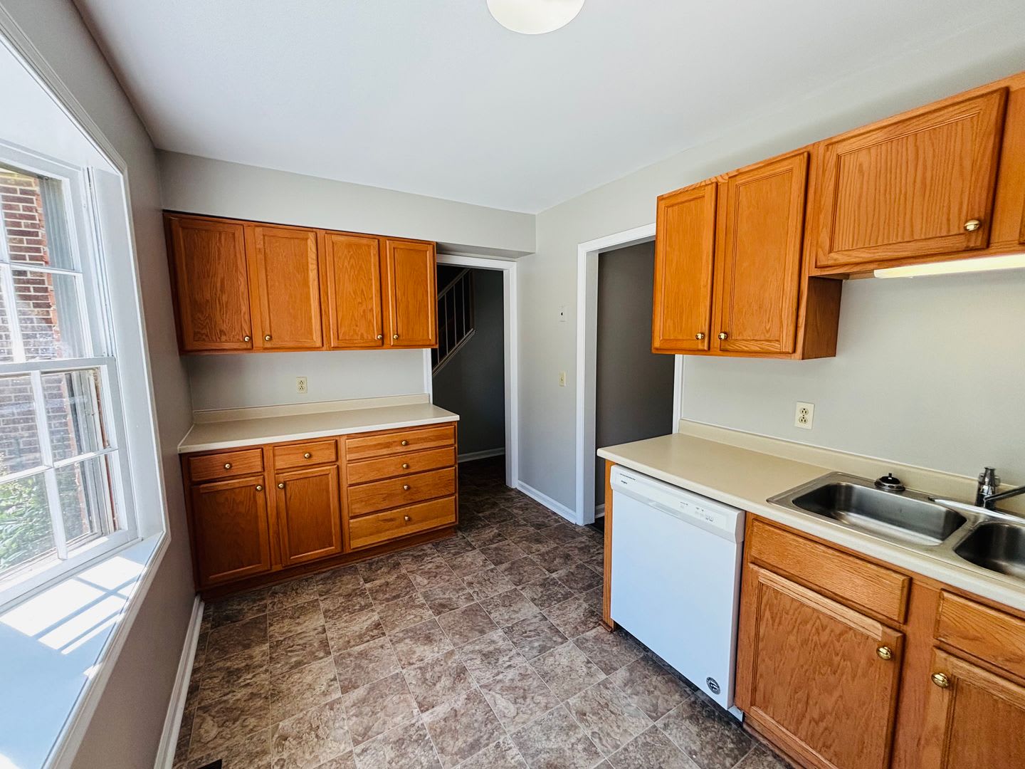 Charming 3 Bed 2 5 Bath Townhome In Haymarket Pool Access Newly Renovated – photo 4