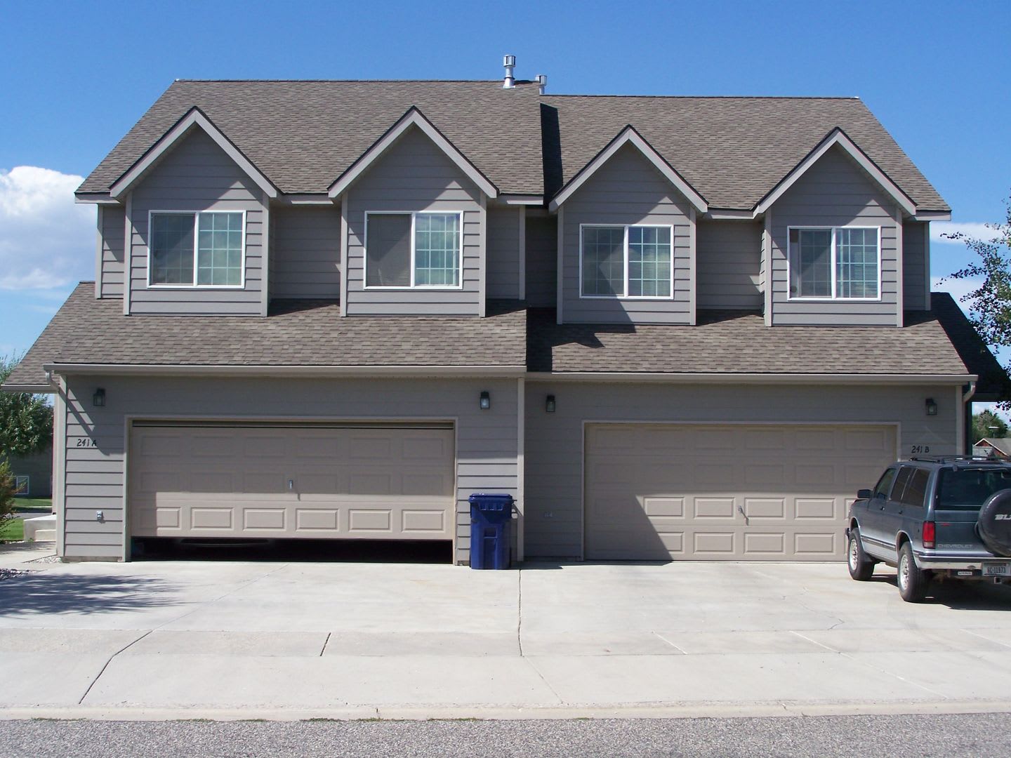 Spacious 3BR 2BA duplex home with attached garage. – photo 1