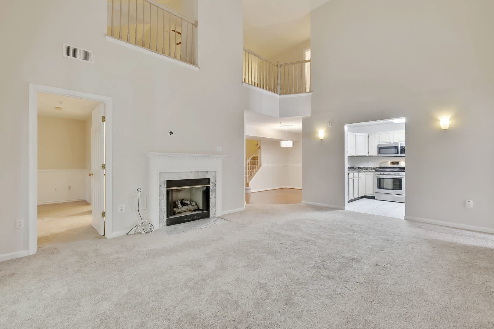 Top-Floor 3BD/3BA seconds to Downtown Crown! – photo 2